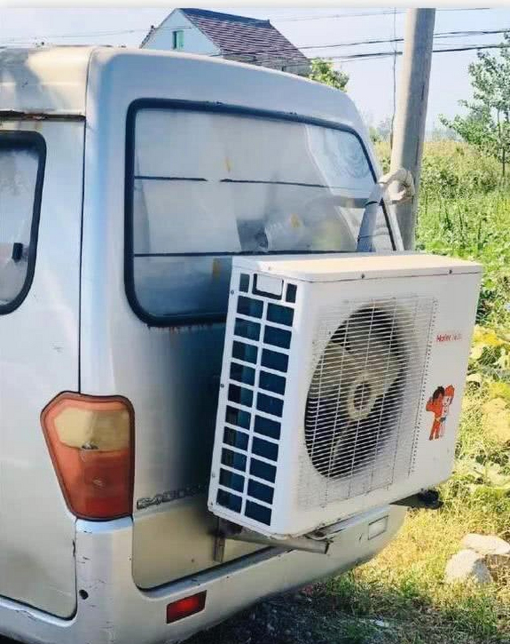 牛人面包车上改装空调,这操作我服了.#趣图搞笑