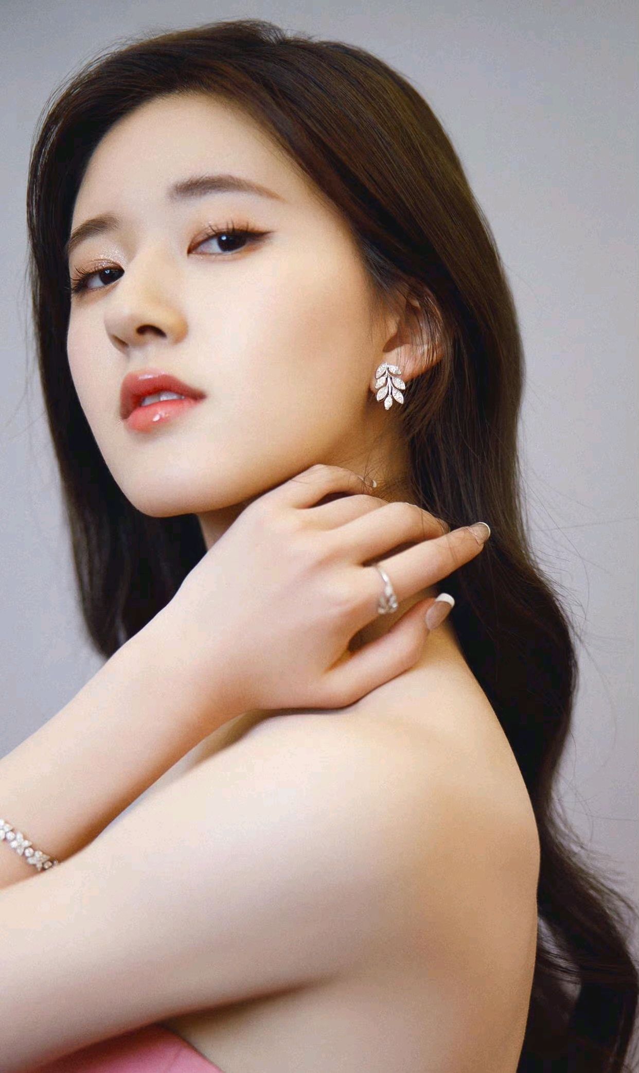 赵露思高清无码壁纸写真,每一张都值得收藏!