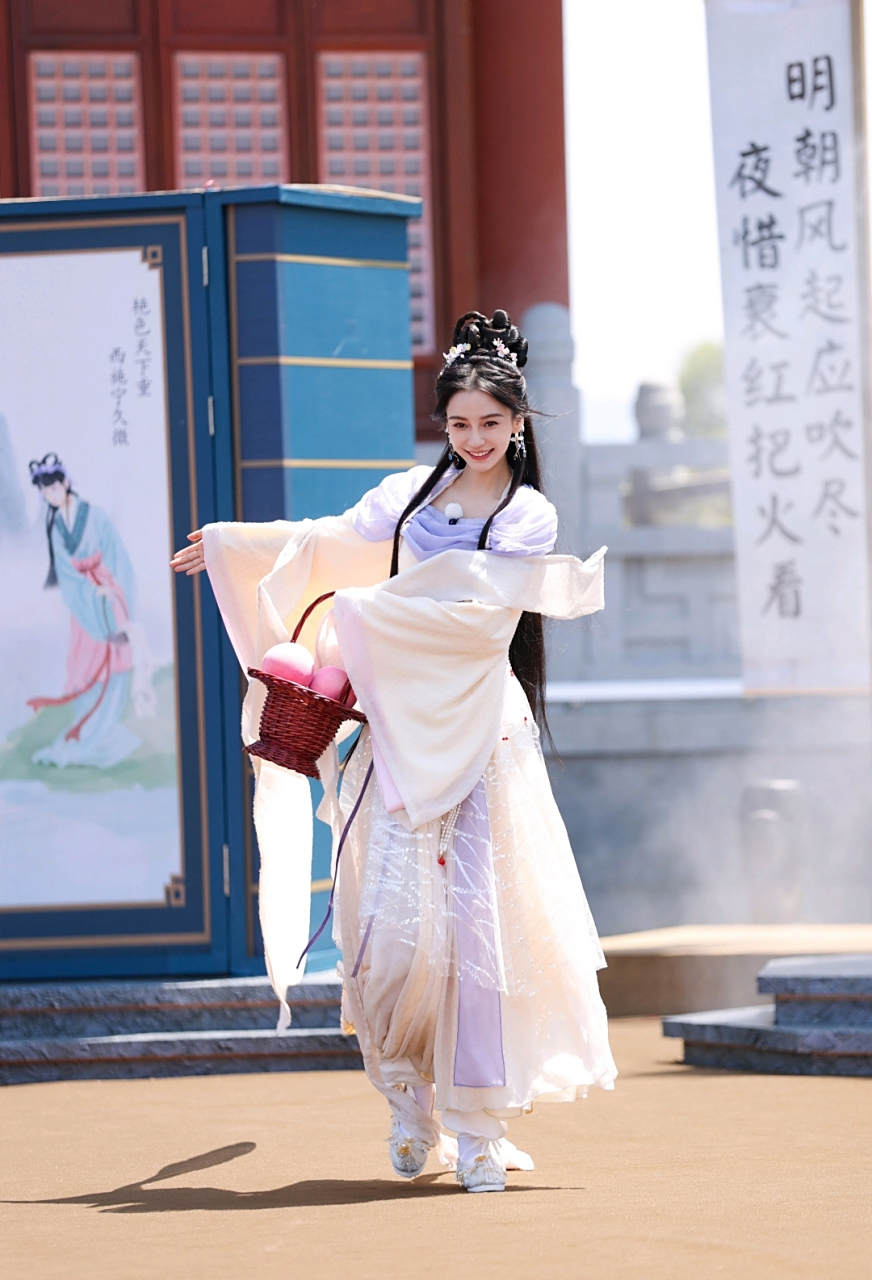 杨颖的古装造型真好看,妩媚娇俏,体态柔美,神采飘逸!