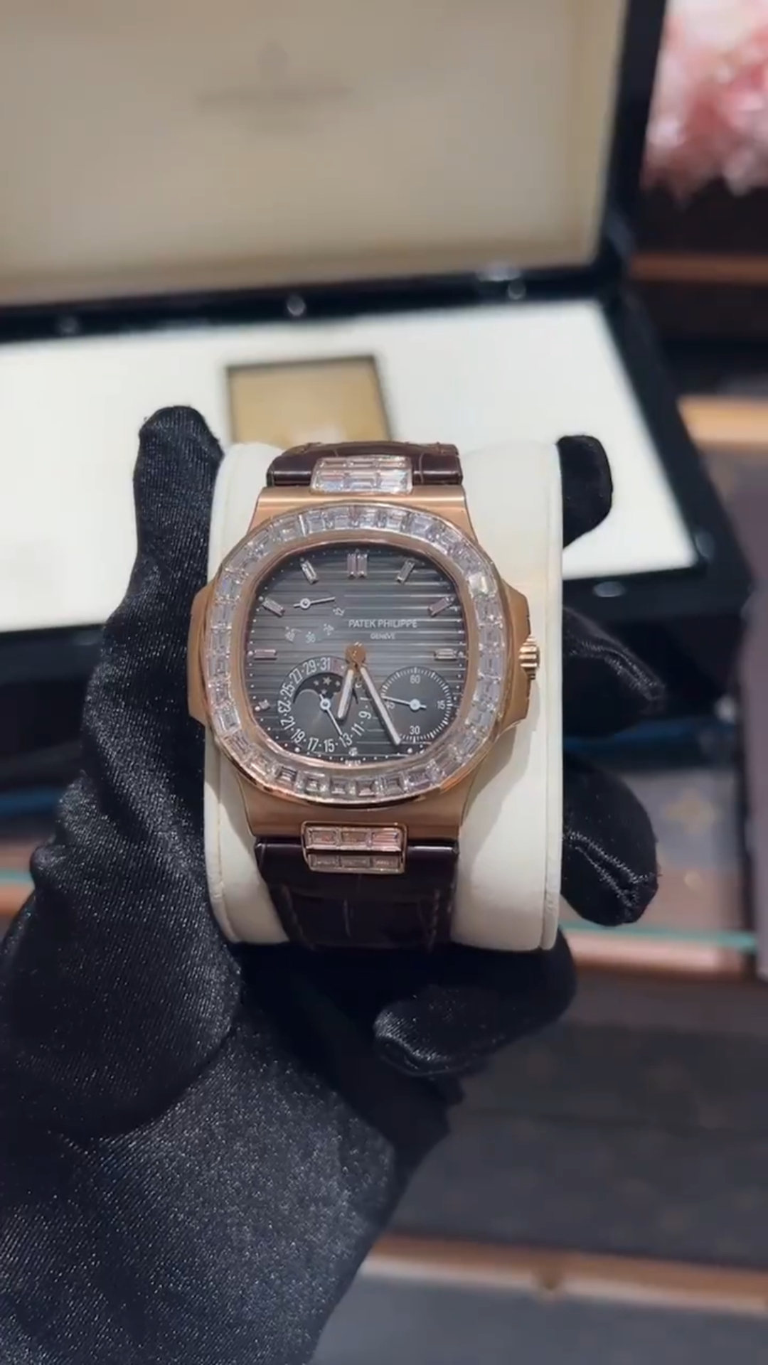 看看百达翡丽鹦鹉螺方钻设计有型,每处细节都做到极致非常都市气息-度