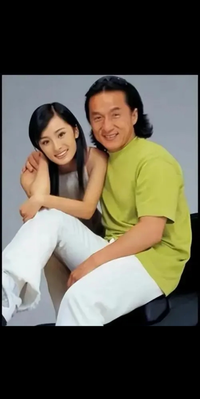 2003年,49岁的成龙和17岁的杨幂拍了一个机车广告,成龙拿到了50万