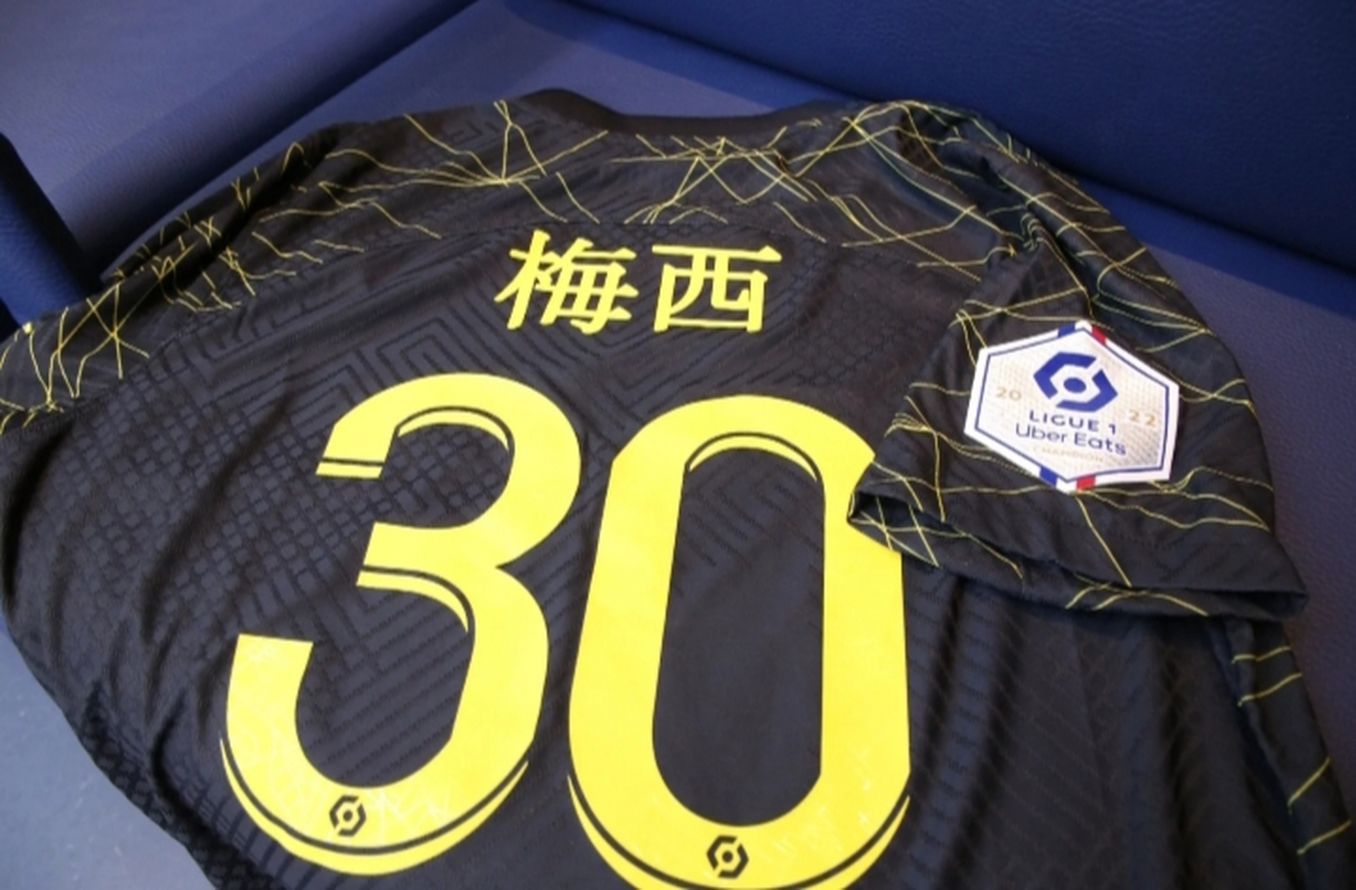 梅西内马尔穿中文球衣给中国拜年