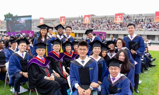 那时候清华大学基本看不到女生,男女比例是5比1,现在呢