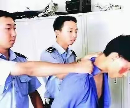 成都军区副司令员傅秉耀路途中遭遇歹徒挑衅,将军说:你们欠揍