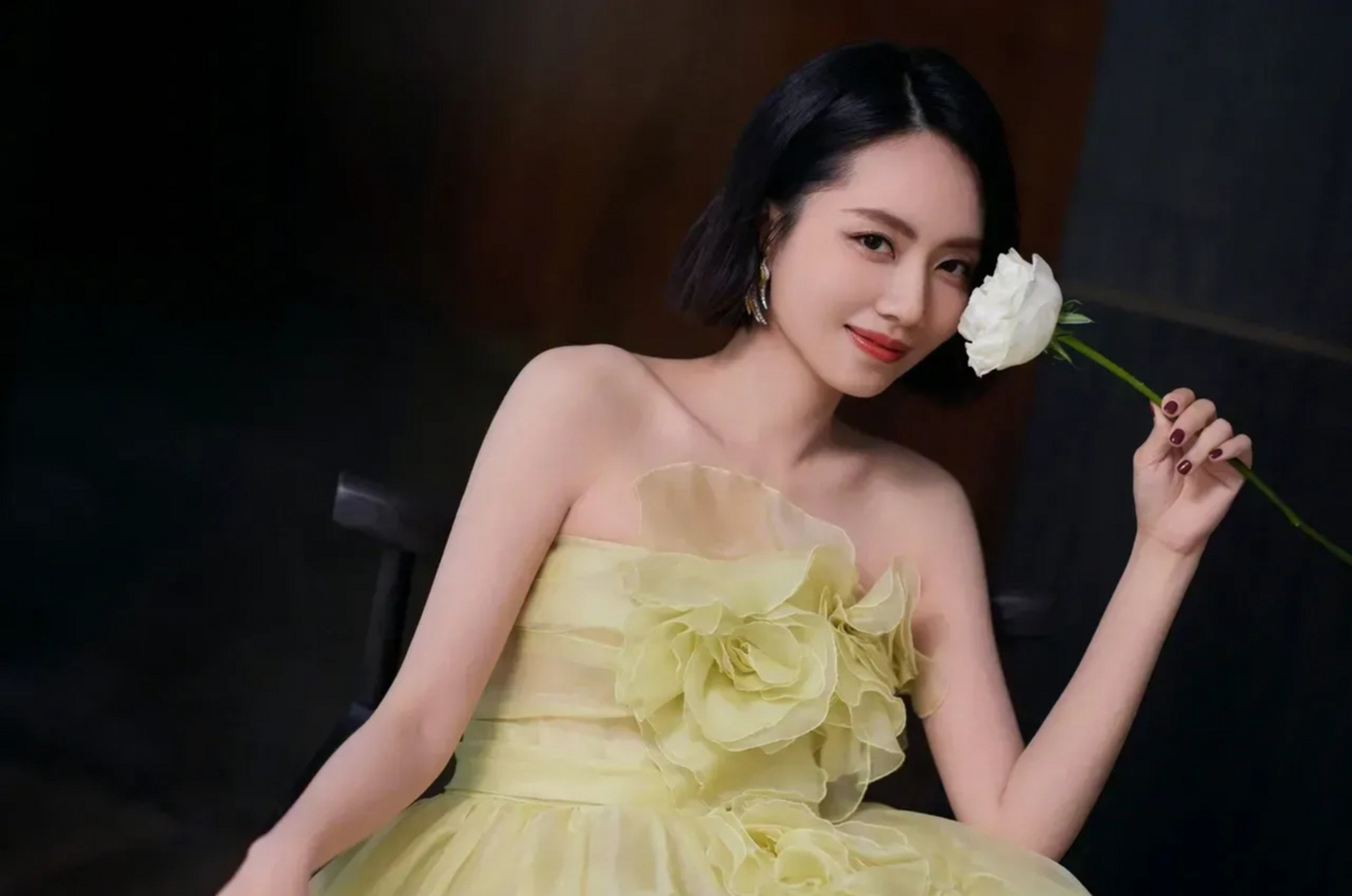 黄色长抹胸裙性感迷人风情雅苑惊艳妩媚动人成熟女人味十足姐姐刘惜君