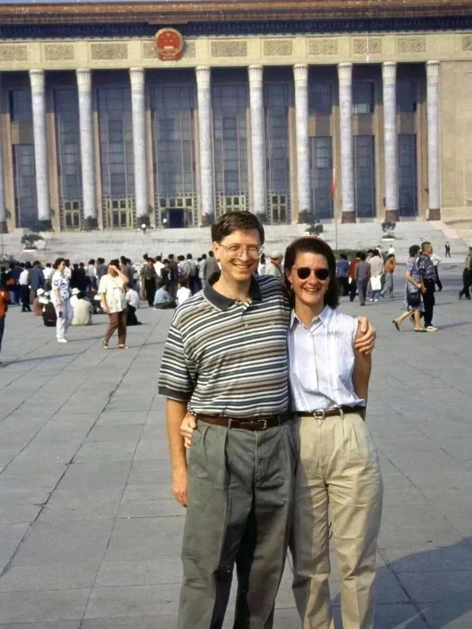 照片拍摄于1995年,世界首富比尔盖茨携新婚妻子梅琳达来到中国,两人在