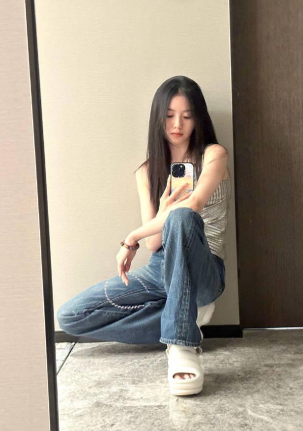 刘浩存晒夏日对镜自拍,银色背心配牛仔裤随性纯欲