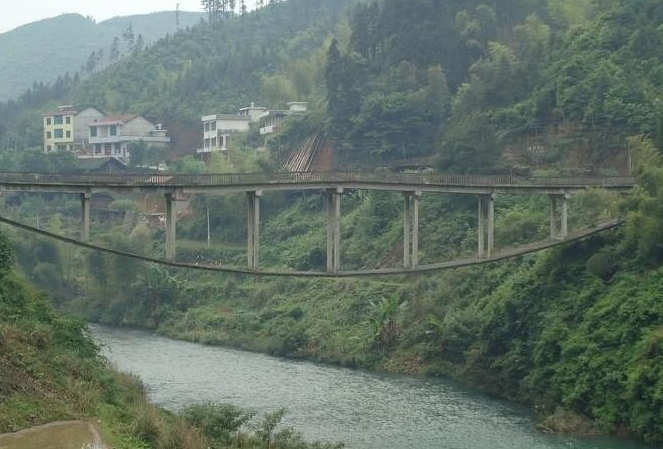 中国"最奇特"的桥,被质疑拿反图纸,桥身下凹桥墩悬空