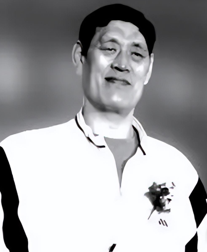 08年穆铁柱追悼会:身盖八一军旗,姚明郑海霞出席,死前还在锻炼