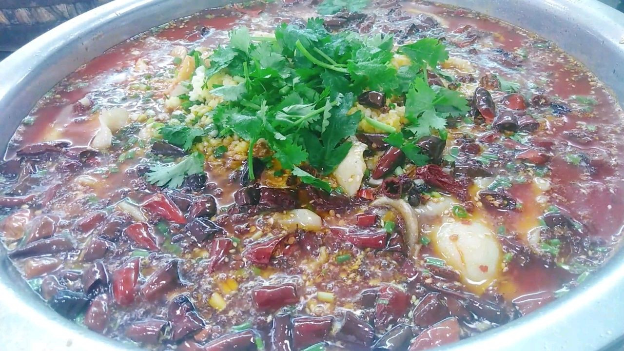 川菜师傅教你水煮鱼正宗做法,麻辣鲜香鱼片鲜滑细嫩,没一点腥味