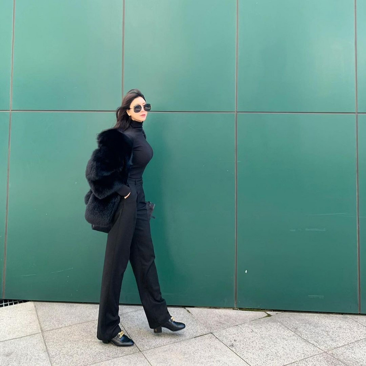 精致生活社# 一身黑色套装,显得干练有气场,适合率性洒脱的女孩.