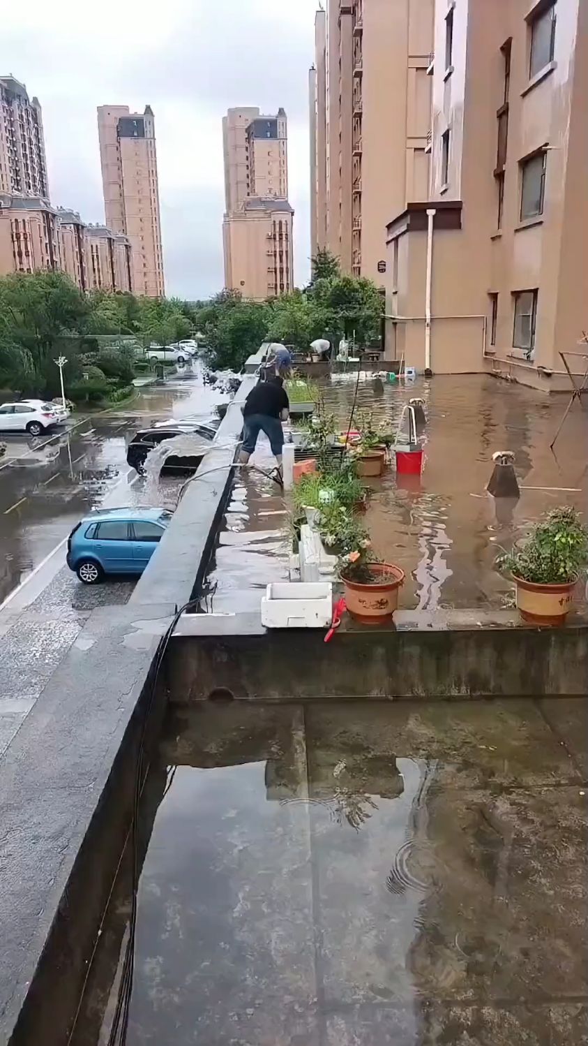 小区下雨照片图片