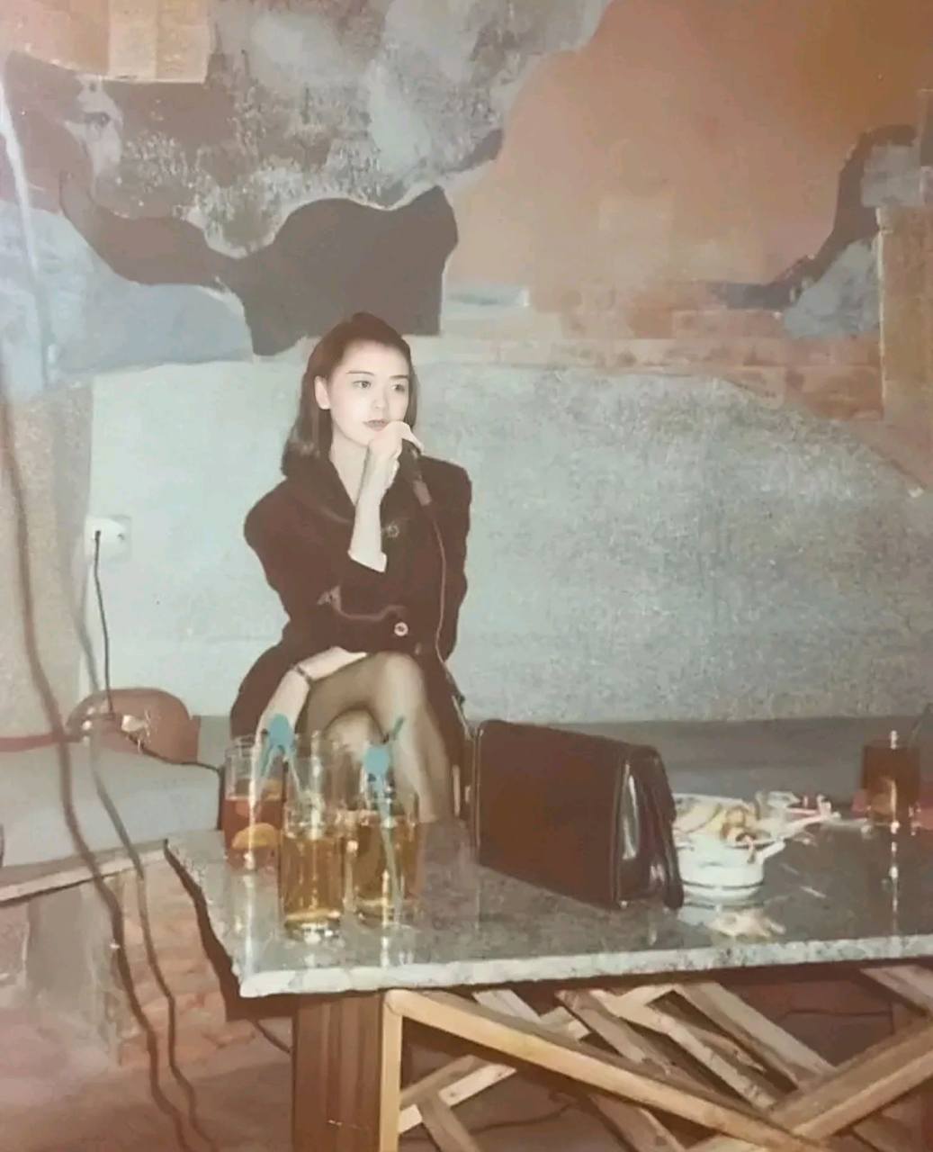 图一:90年代的ktv  图二:2023年的ktv