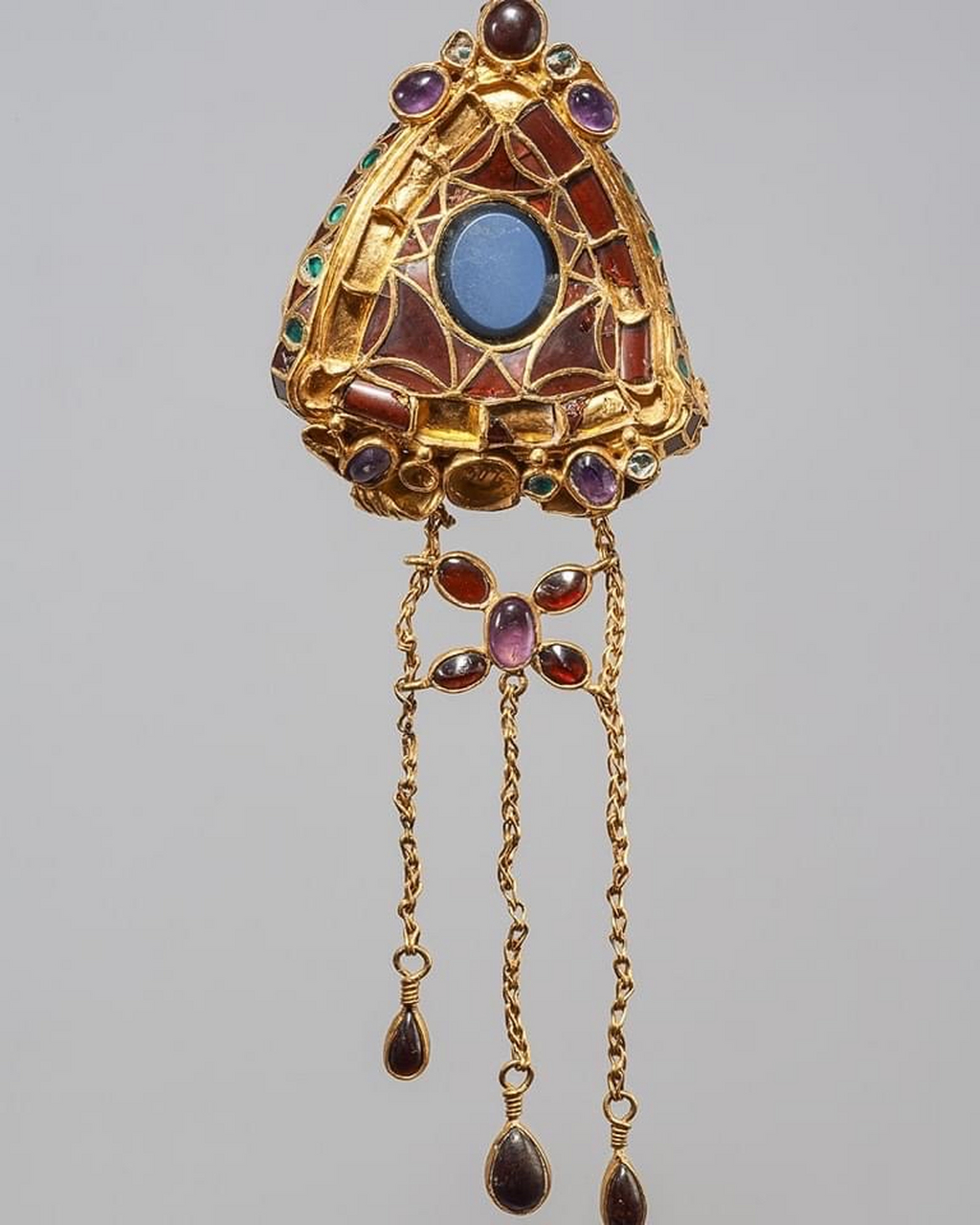 公元5世纪罗马的金吊坠,用石榴石,紫水晶,玻璃和玛瑙装饰.