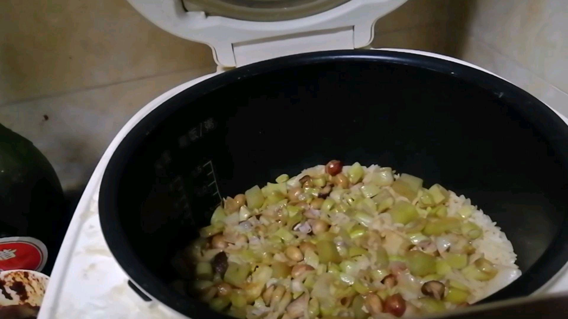 利姐一个人在家做电饭煲焖饭,香