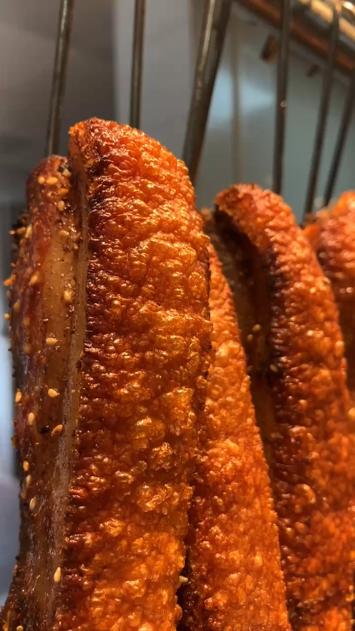 脆皮五花肉皮酥肉香,一口下去满满的幸福感,包着生菜吃另有一番风味