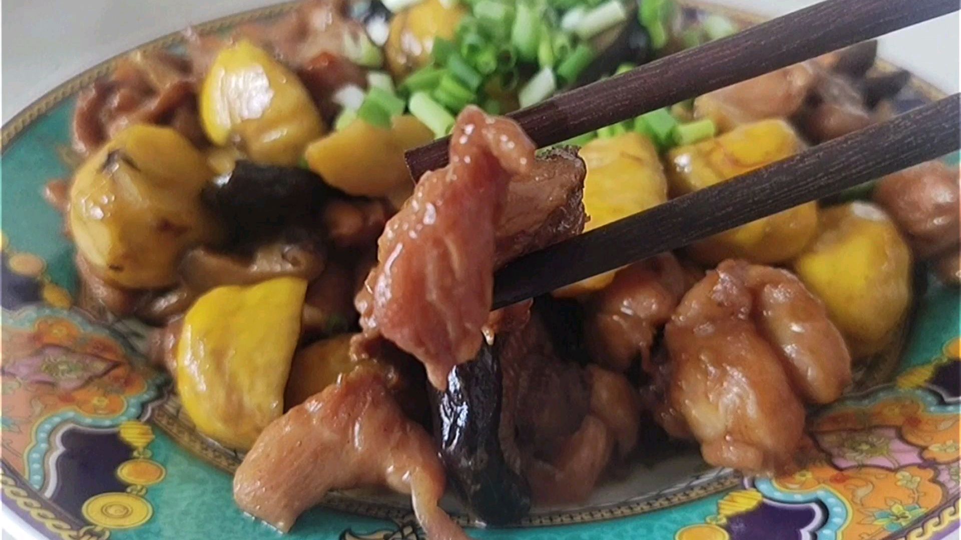 朋友送来的板栗,我用它做了一道板栗焖鸡非常的好吃