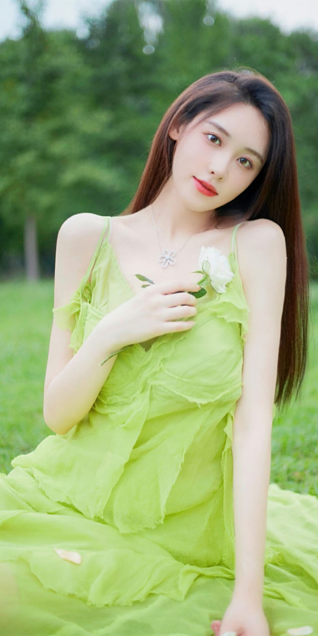 荣梓希# 肤白貌美的容颜,纤瘦高挑的身材,清纯唯美的小仙女,甜美萌怂