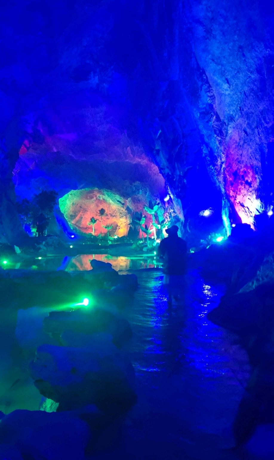 石家庄 石洞酒海 石洞里储藏着很多酒 还有巨大的恐龙化石