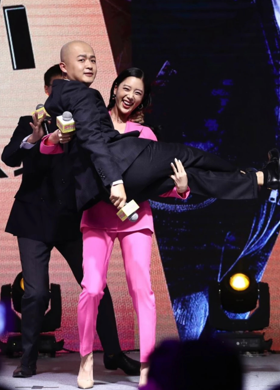 那些明星尴尬的瞬间"公主抱",看何炅的表情,是感觉太不可思议了吧