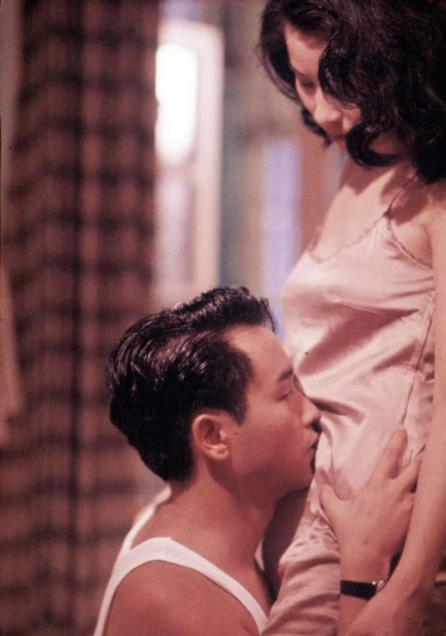 旭仔头发上发油闪闪发光,就好像是皮肤上的汗水