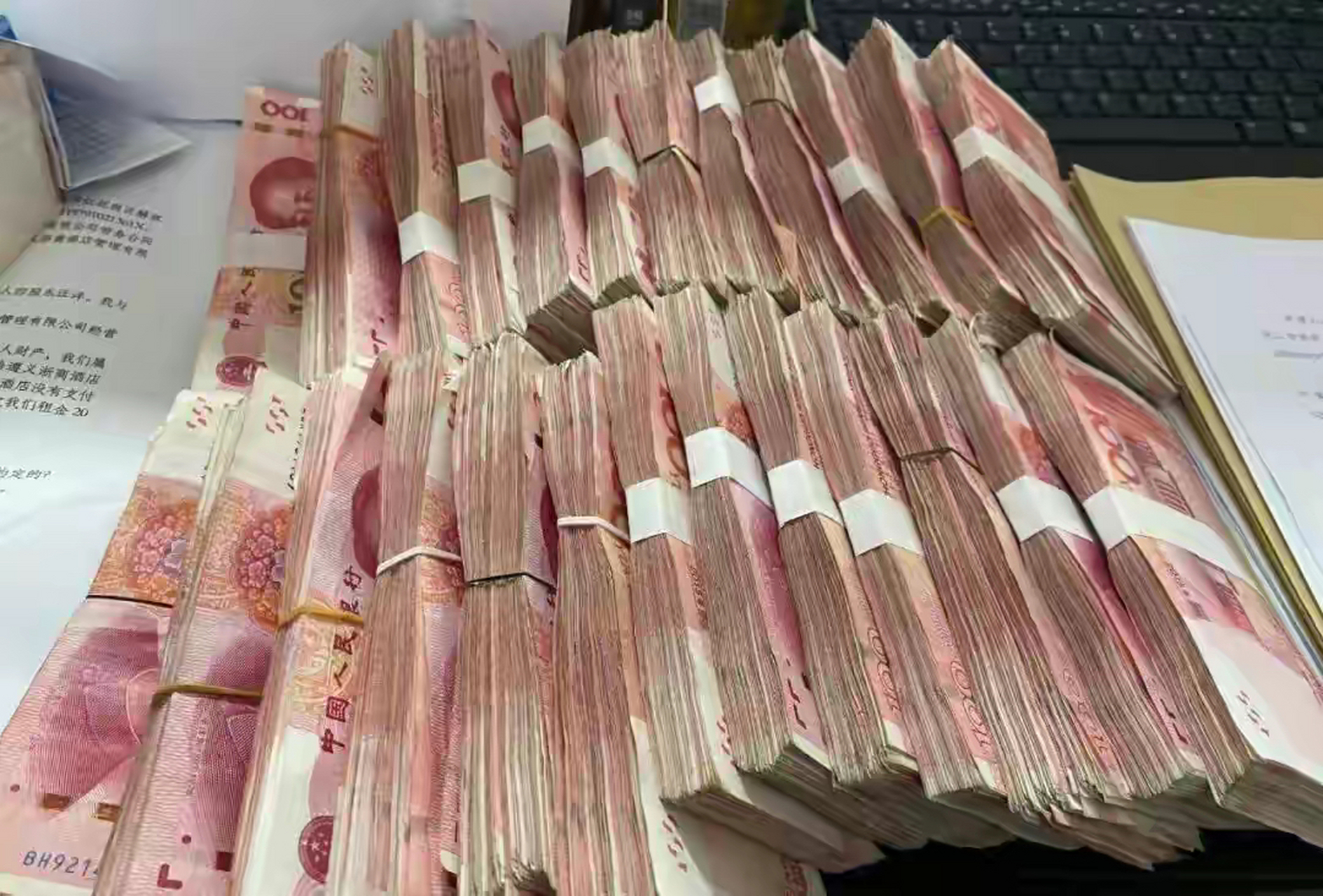 他送了10000块钱的好处费,搞工程,以为万事大吉,结果被坑惨了.