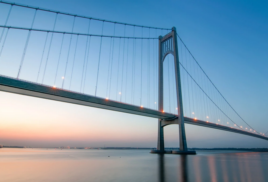 南京长江第四大桥,又称栖霞山大桥,还被誉为中国的金门大桥