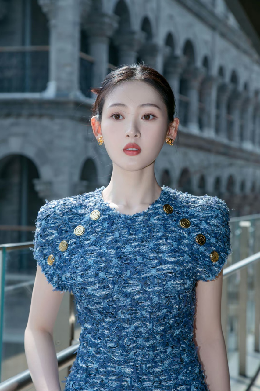 刘玮婷# 一袭蓝色连衣裙,甜美迷人的容颜,窈窕曼妙