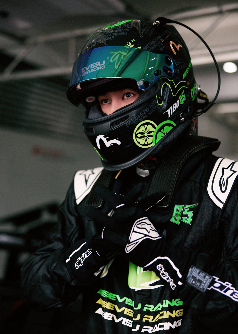 85号车手准备就绪,炫酷大片来袭.#王一博赛车服造型出发