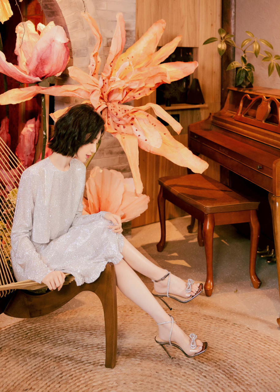 毛晓彤 透明一字带高跟凉鞋[爱你][爱你] #毛晓彤