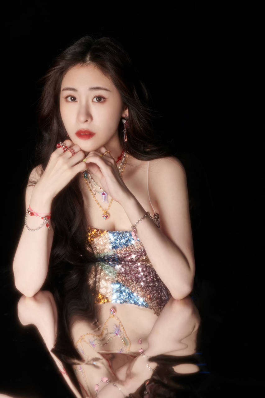 张碧晨的身材真不一般,把吊带裙穿出亮眼夺目感,亮钻的设计太加分了.