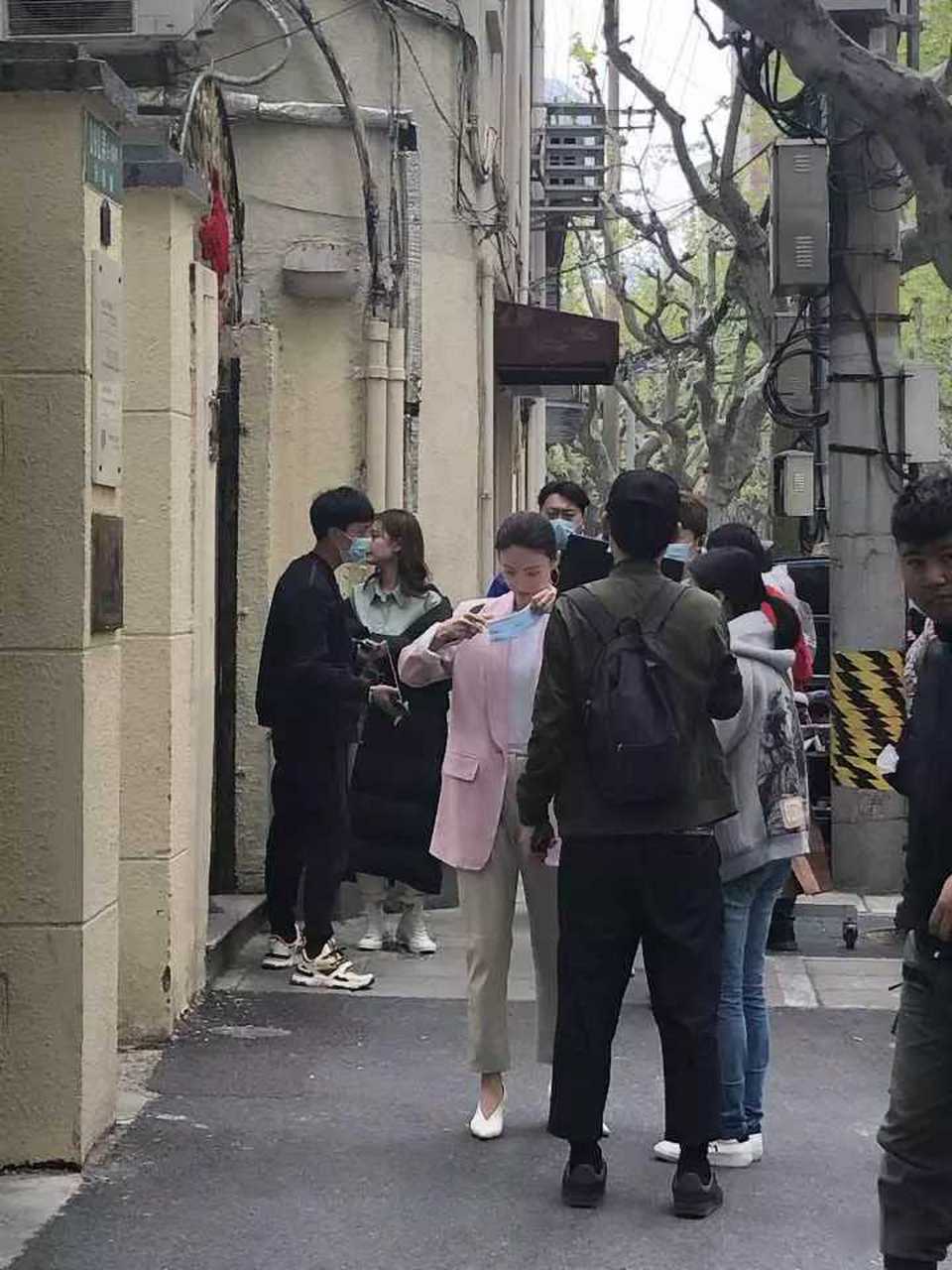 近距离见过金晨和李一桐,金晨个子挺高的,目测有168以上了,皮肤超级白