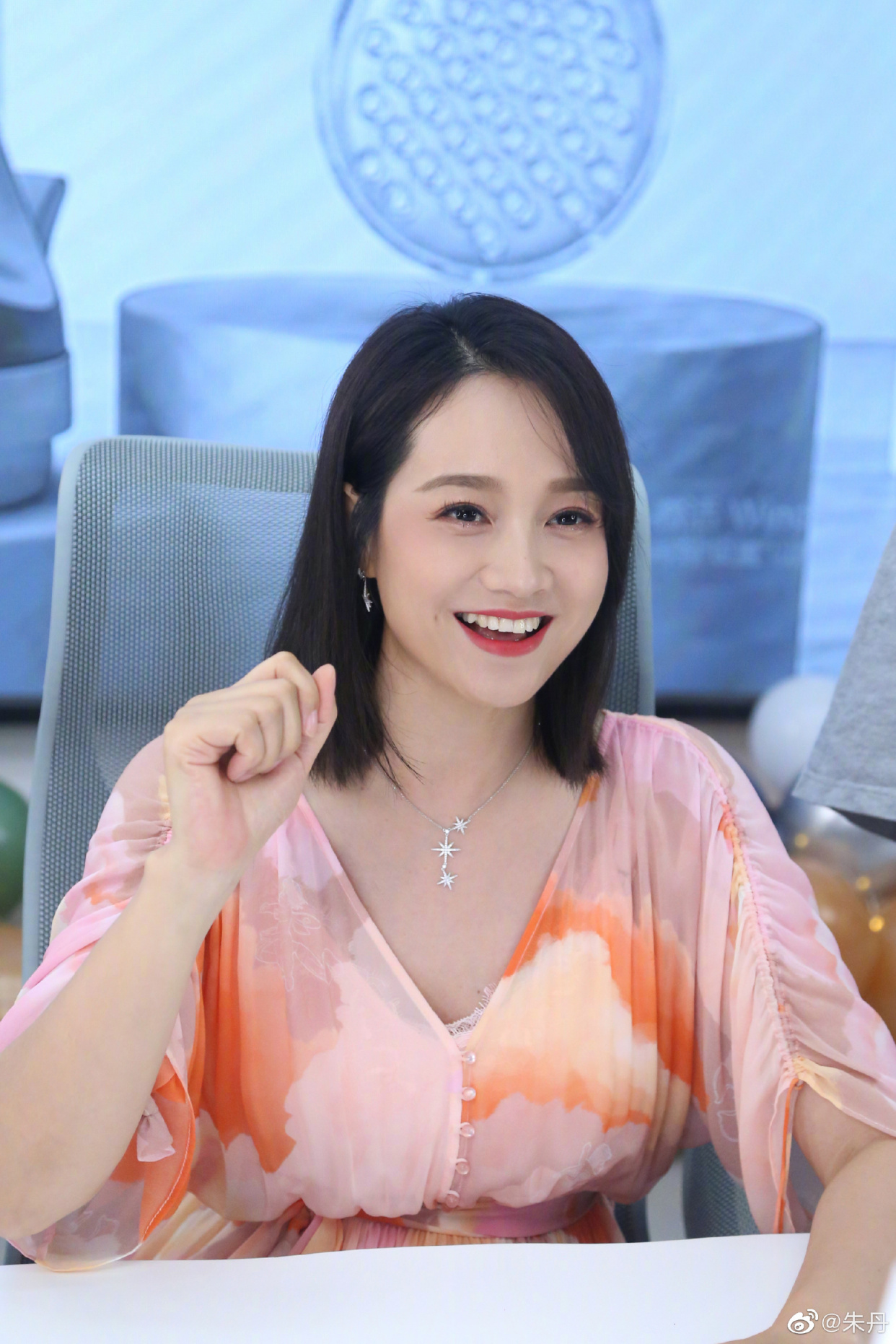 朱丹再次翻车,遭网友疯狂吐槽,劝其早日滚出主持界