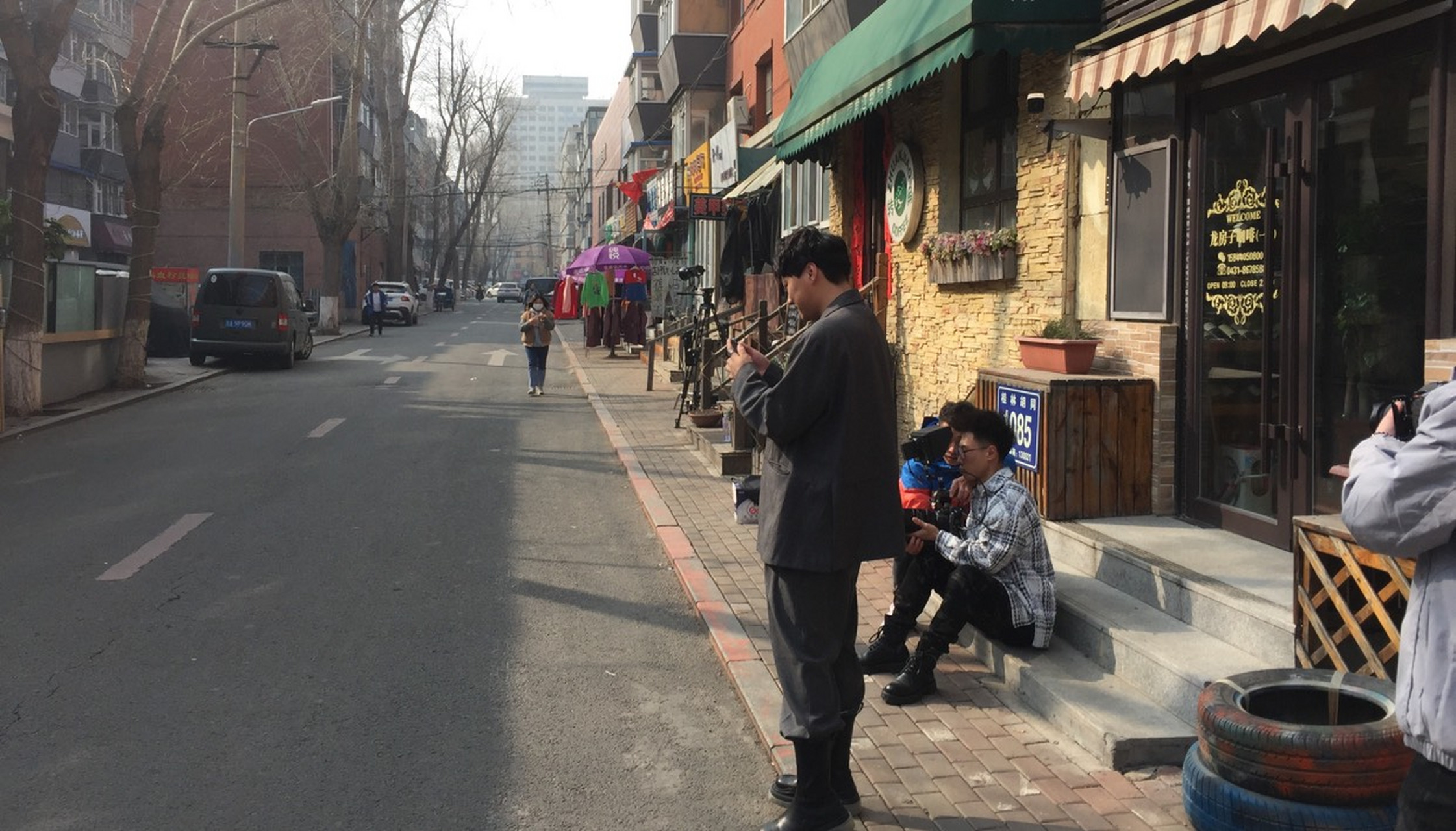 长春身边事# 长春桂林路偶遇网红音乐人"白小白"在街角拍摄节目.