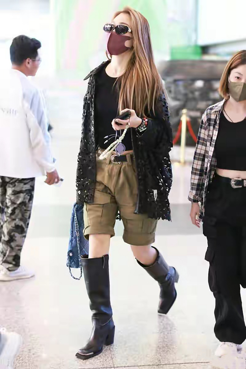 容祖儿现身北京机场,身穿短裤搭配长靴,酷范儿十足