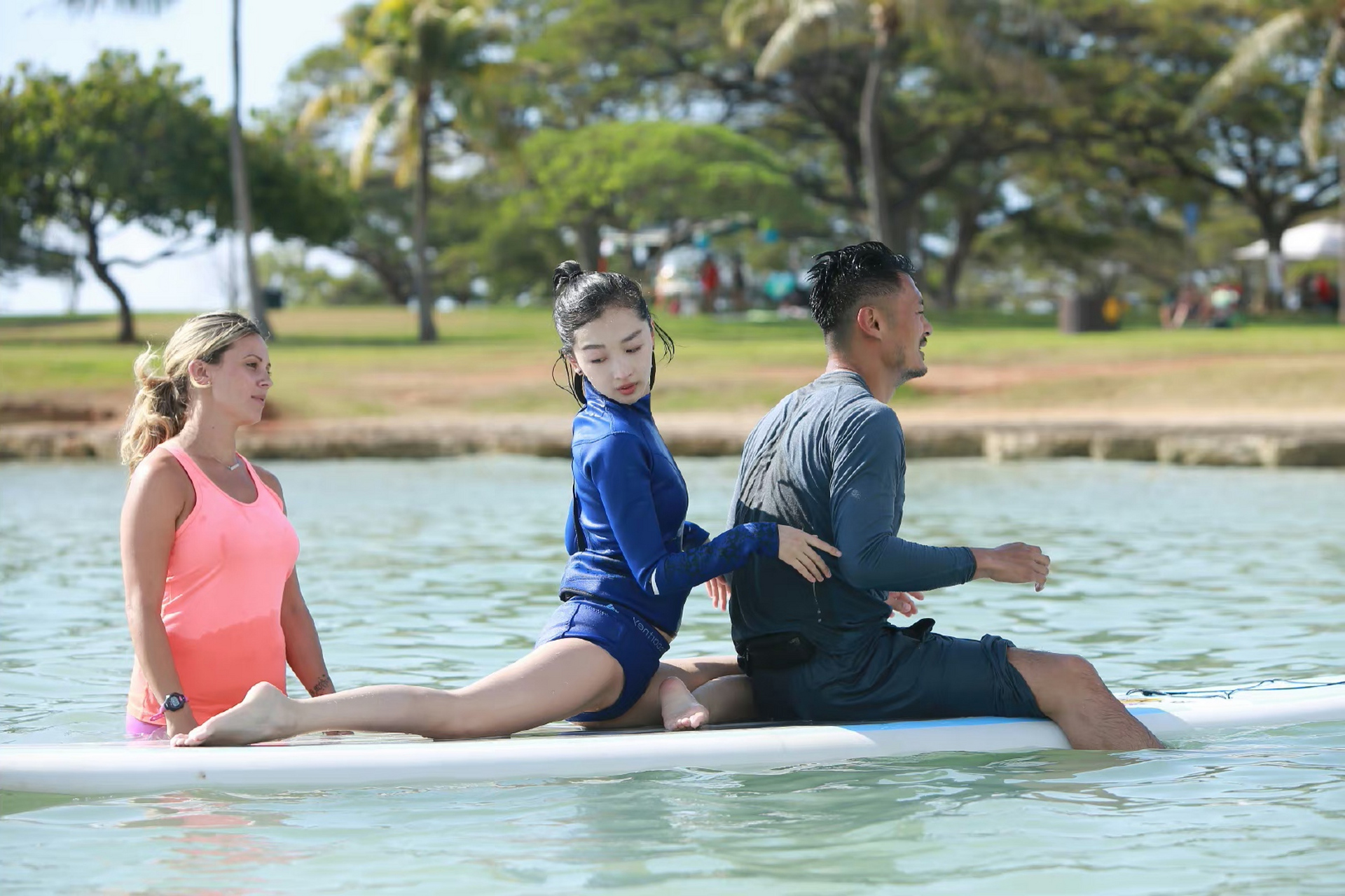 周冬雨# 余文乐水上练瑜伽,看看谁能忍住不放大