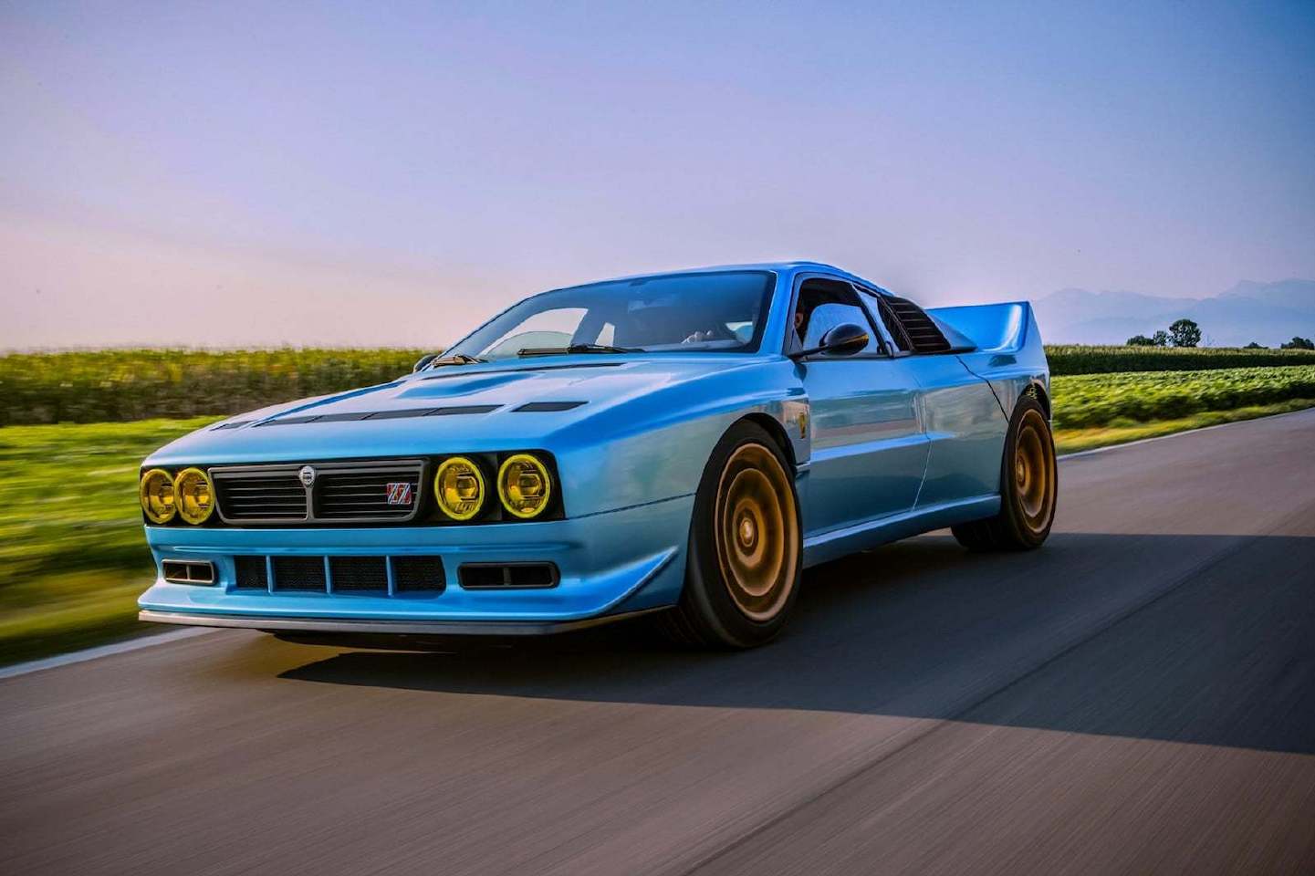 用当代工艺复刻的中置后驱拉力传奇——蓝旗亚037