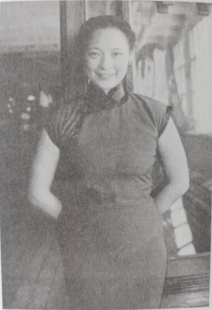 晚年的唐瑛,在先生故去后,住到了儿子隔壁的一个单元.