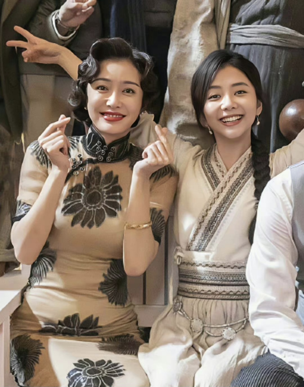 秦岚谭松韵互称"大狗子",俩美女关系好还调皮