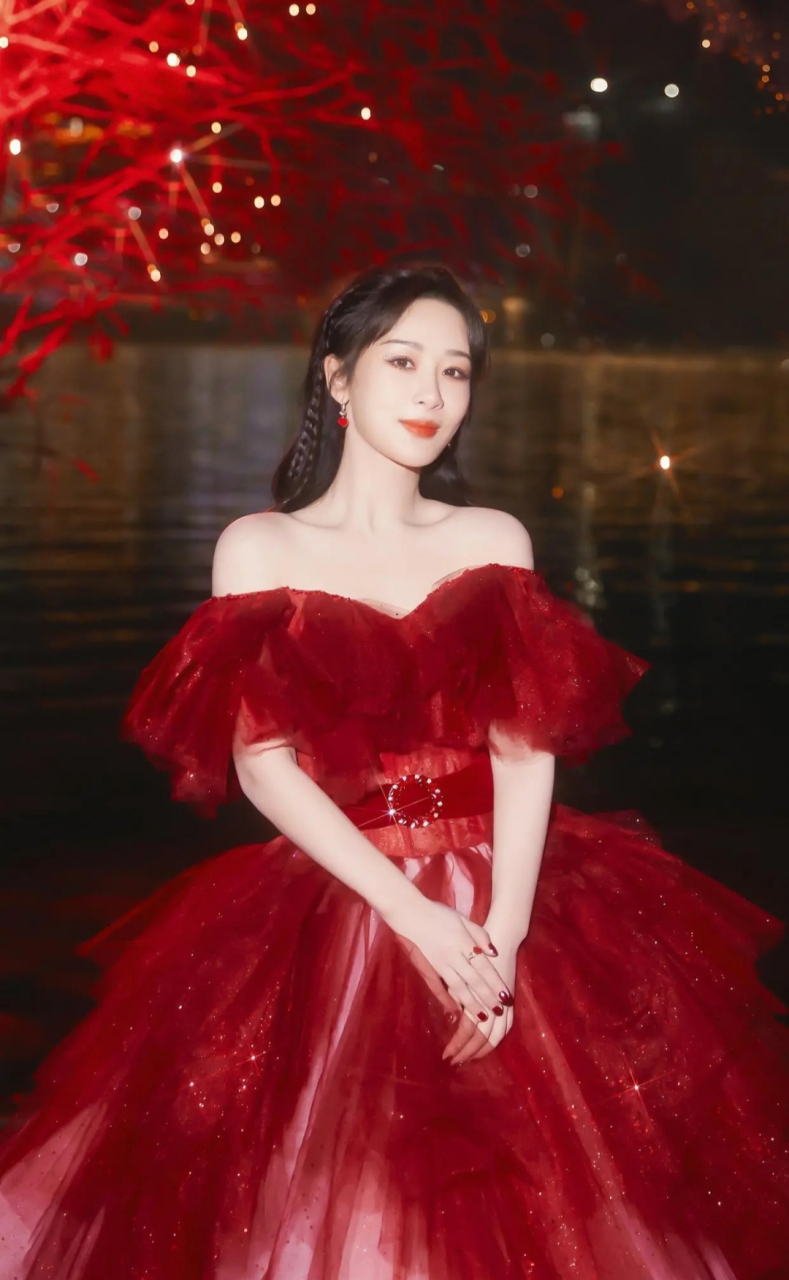 杨紫的红裙造型也太美了,娇艳妩媚,明艳动人,笑容温柔甜美!
