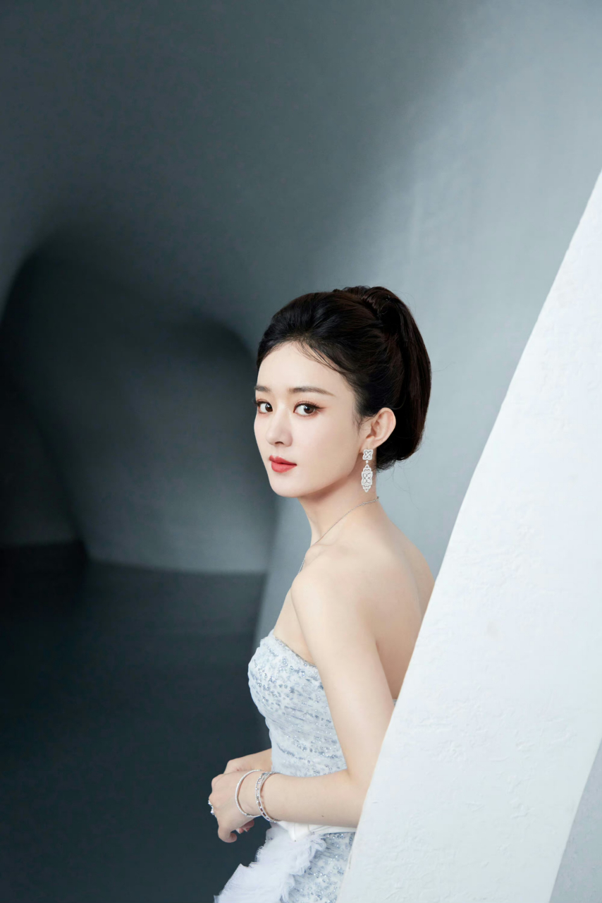 赵丽颖亮相bazaar icons 时尚芭莎年度派对,穿着抹胸高定礼服,佩戴