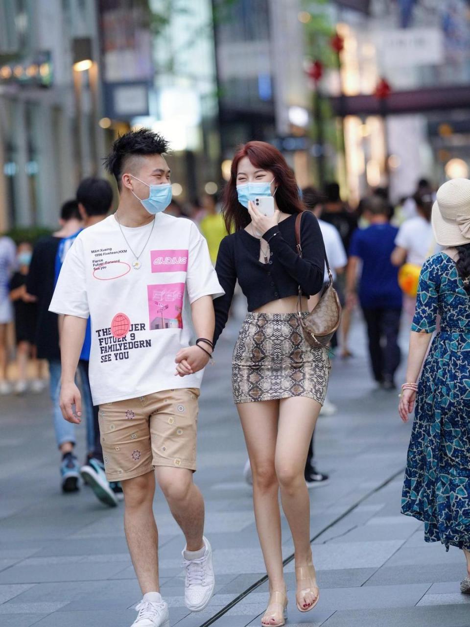 街拍逛街小情侣!这身材完美!