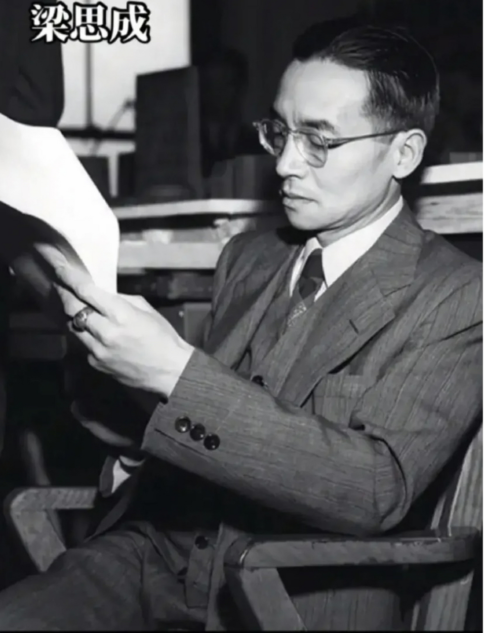 看到梁思成这的张照片,终于明白林徽因为何放弃徐志摩了,这才是真正的