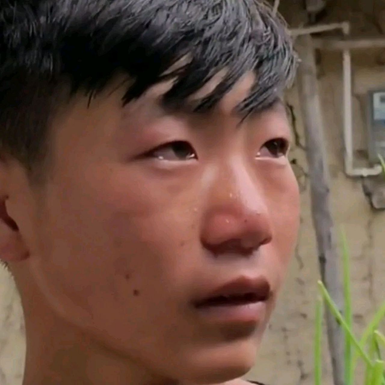 陈亮是一名四川学生,他在高考前一天失去了父亲,一家四口仅剩他一 ..