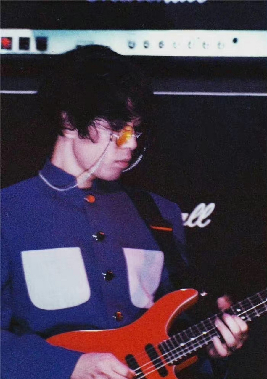 近日,很多网友都考古了黄贯中很多年轻时的照片和视频,都觉得他是阳光