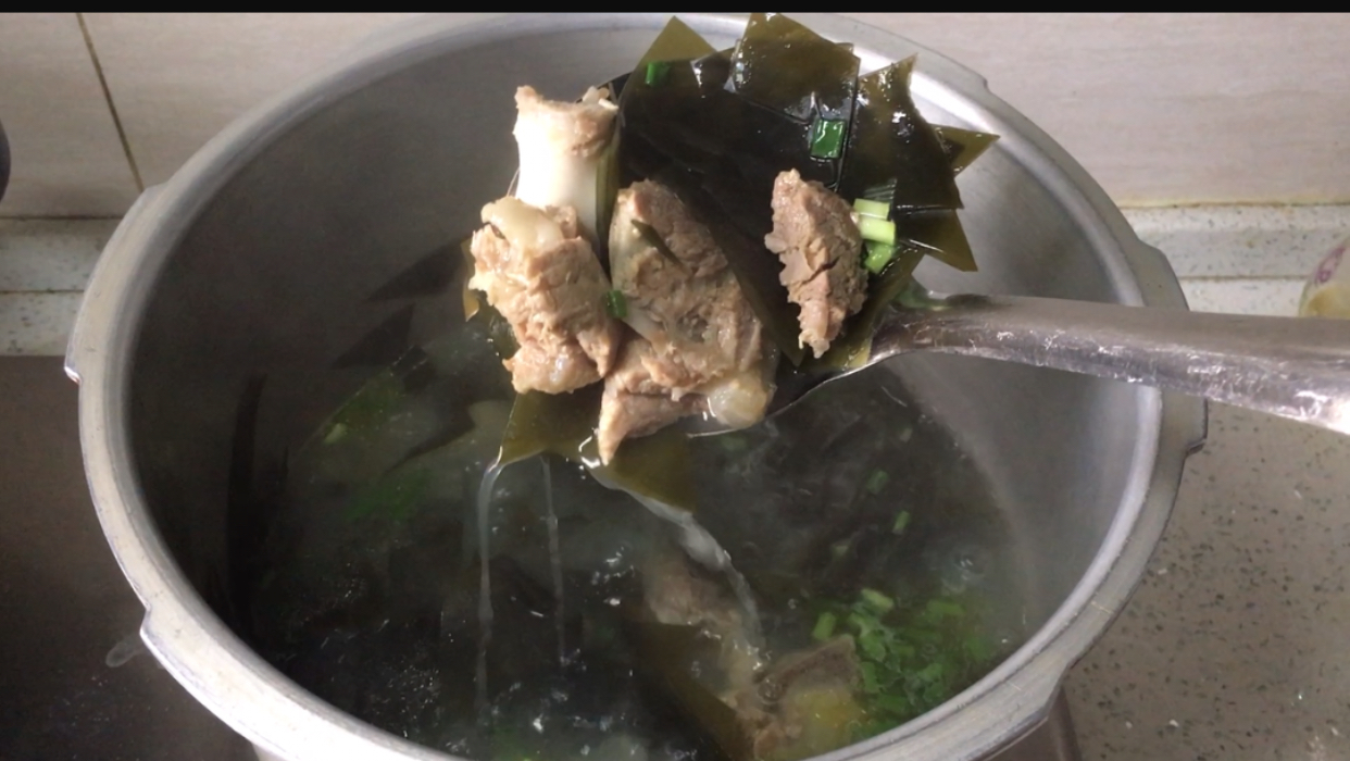 海带骨头汤的家常做法,做法简单汤鲜味美,好喝还补钙