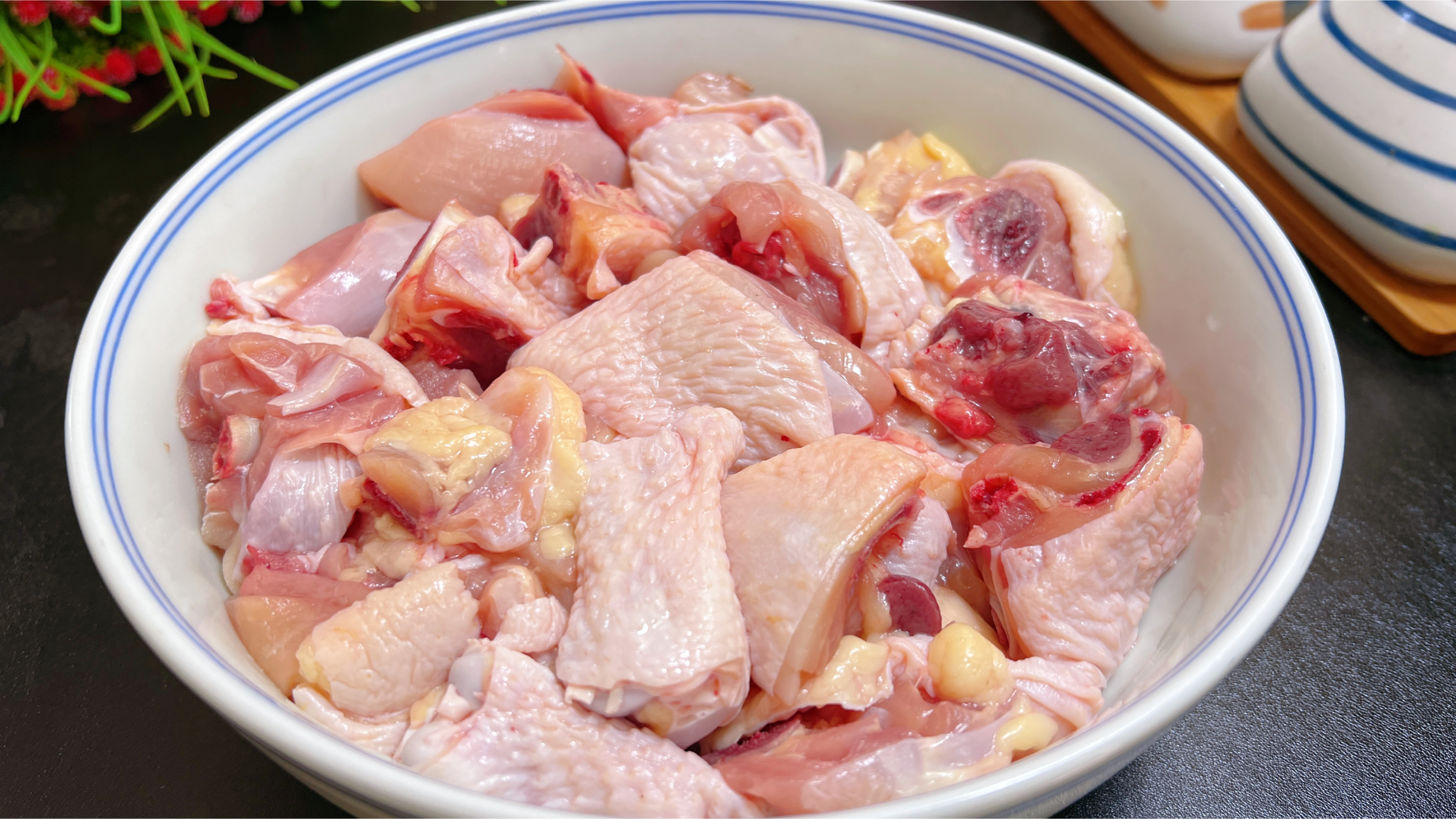 炒鸡肉时，直接下锅炒是大错！教你正确做法，鲜嫩入味不腥不柴