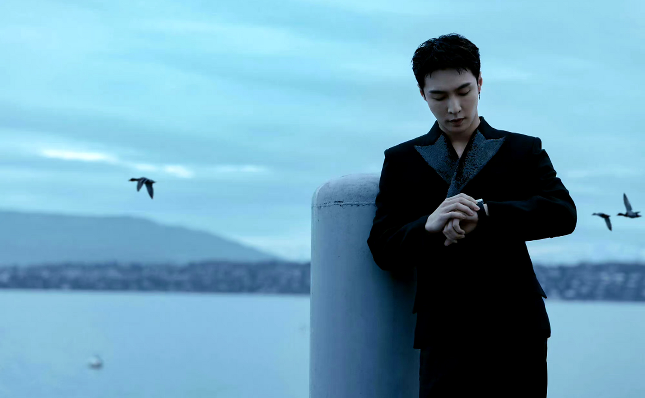 看到张艺兴这一次海边的大片的时候,也是给我们呈现出更多的surprise