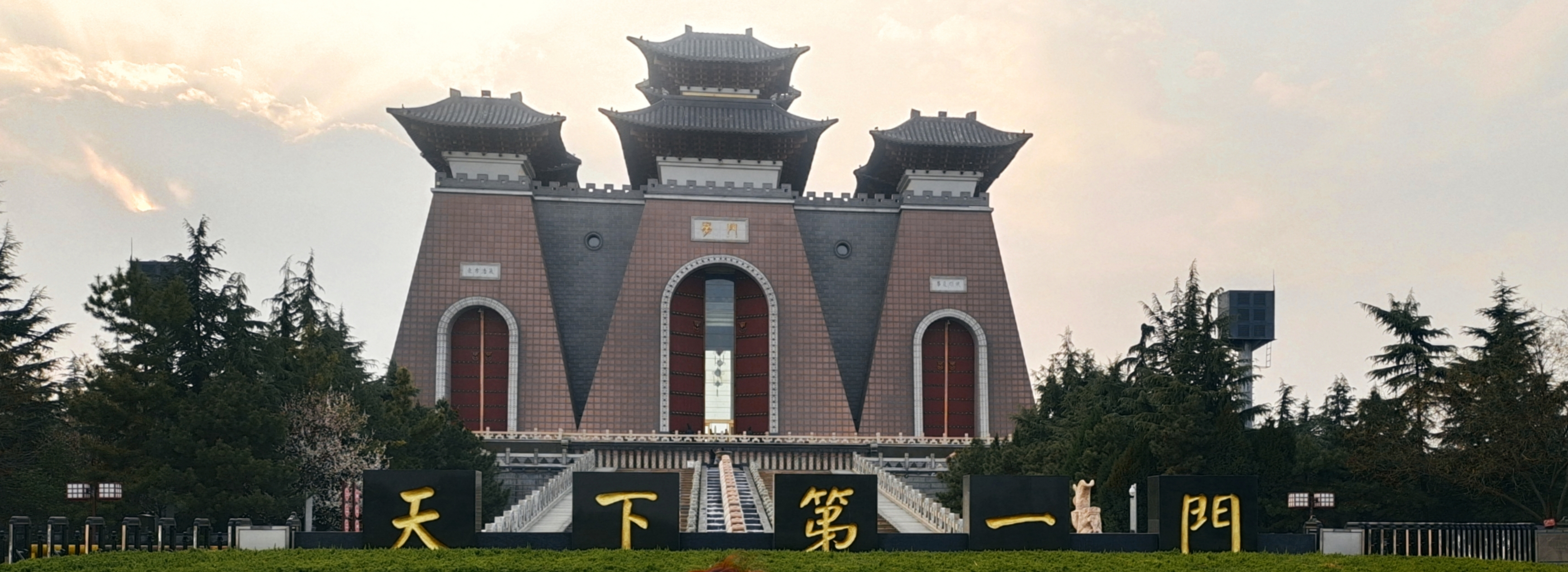 去山西省临汾市尧都大道看看"天下第一门",感受一下华夏五千年文明史