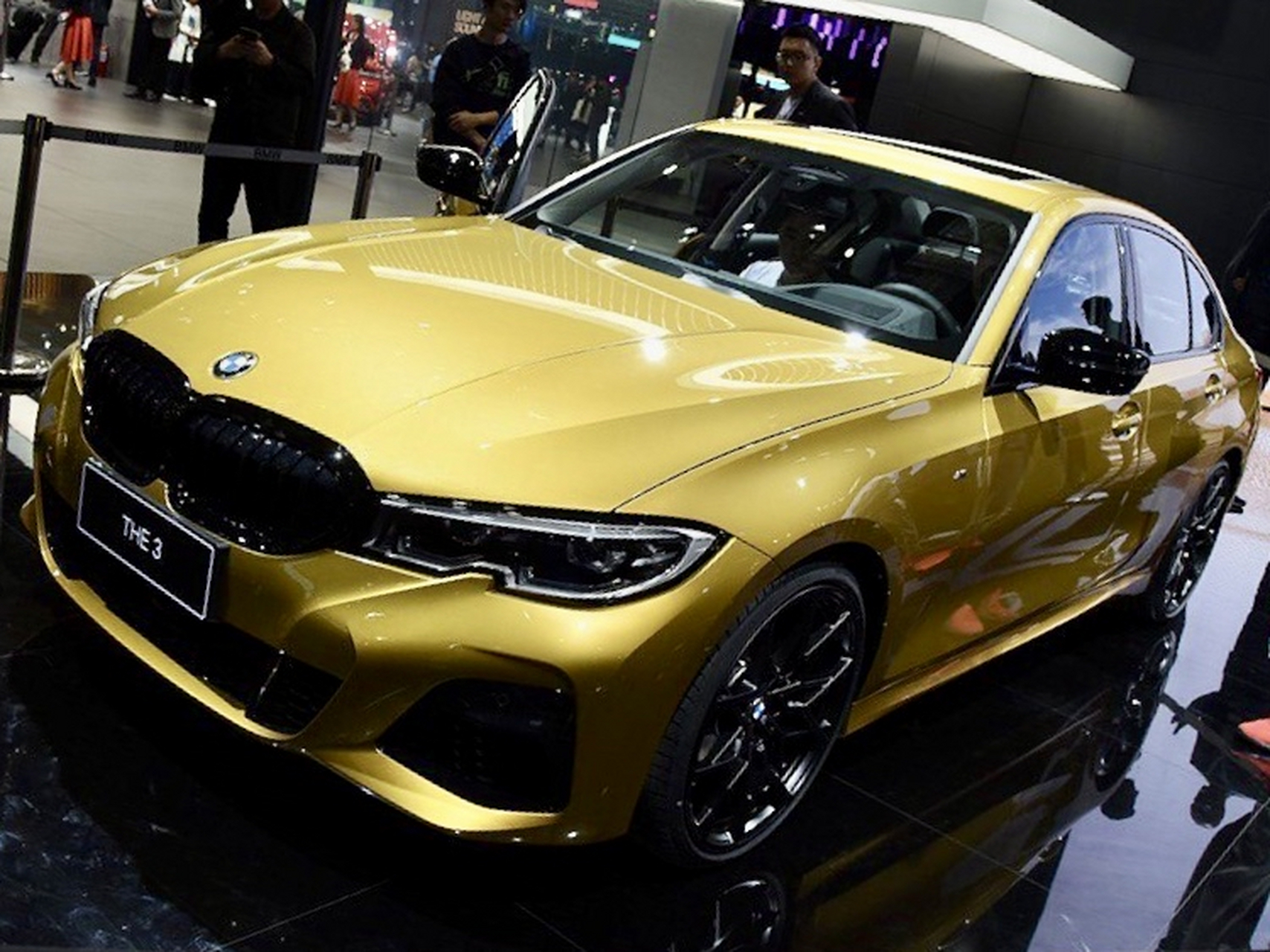 宝马3系前脸演变图,大灯由霸气变得越来越犀利运动,前包围越来越好看